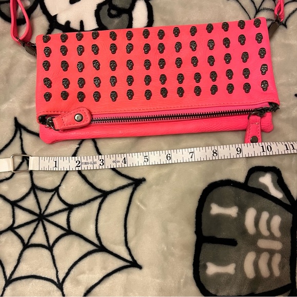 Hot pink skull clutch/shoulder bag with gunmetal hardware - Picture 7 of 9